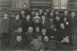 Выпускной 4-ый класс 1950 г. Фотографировались у школы №90 деревня Лахта